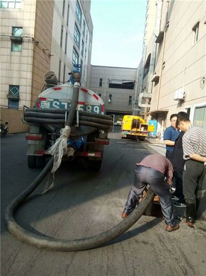 化糞池清理新方案 茶山渣水車的高效應用與鑫昊市政工程的專業(yè)服務