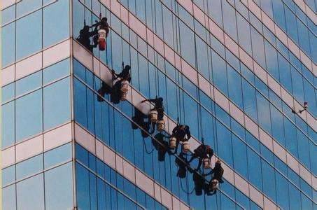 高空清洗外墻費(fèi)用解析——以江岸區(qū)山貓清潔公司為例